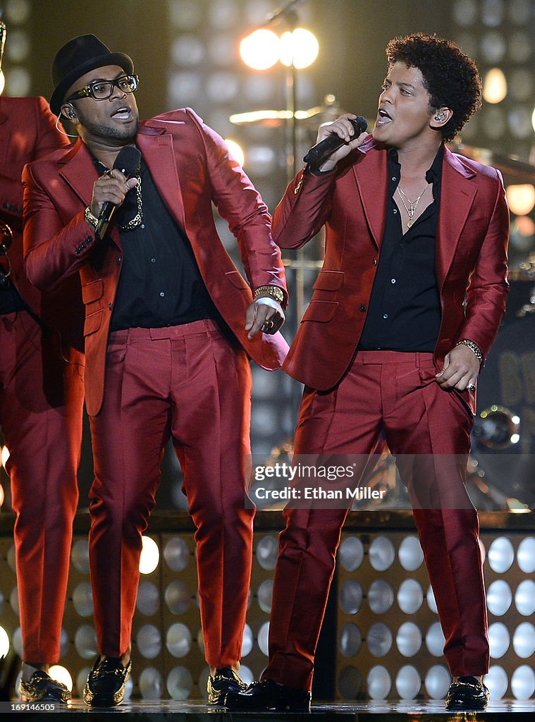 2013 Billboard Music Awards - Show