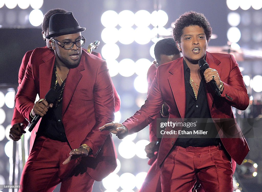 2013 Billboard Music Awards - Show