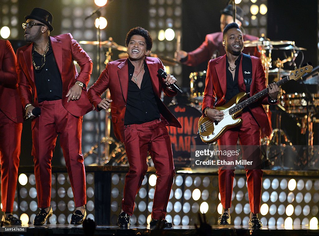 2013 Billboard Music Awards - Show