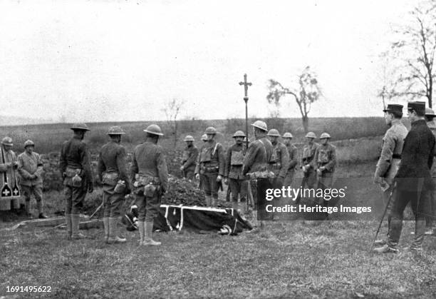 'Les Americains en Ligne; Les prieres funebres dites par un pretre-soldat francais devant le cercueil d'un des premiers Americains tombes en France',...