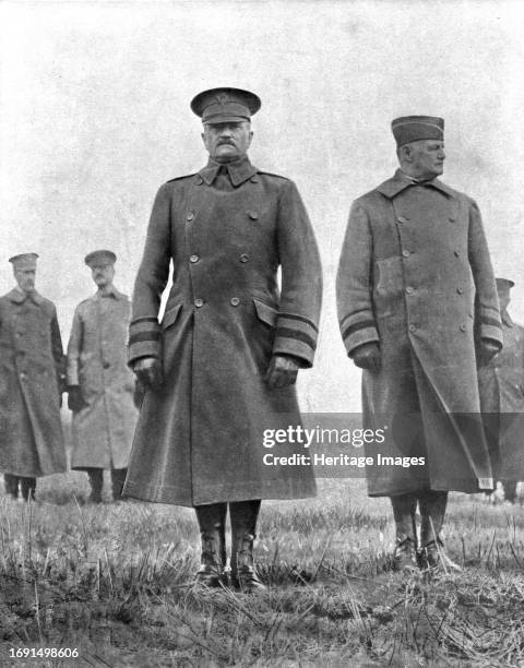 ' "Tout ce que nous avons est a vous"; Le general Pershing et le general Liggett commandant la premiere armee Americaine', 1918. From "L'Album de la...