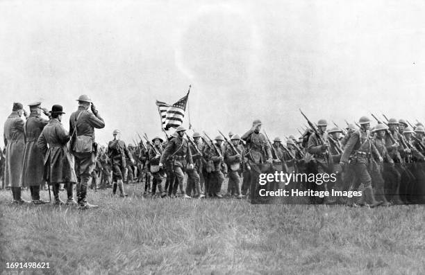 'Les combattants de l'Amerique; Un des premiers regiments Americains engages, le 18th d'infanterie, defilant avec son drapeau devant le Ministre de...