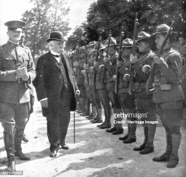 'Parmi les soldats de l'entente; M. Clemenceau dans les cantonnements americains: le president du Conseil et le general Pershing inspectent des...