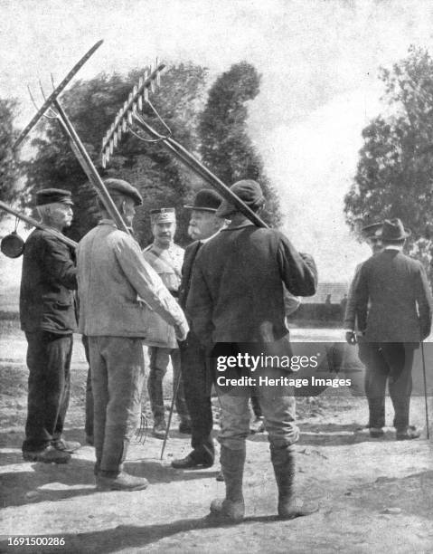 Attente confiante du pays; M. Clemenceau au milieu des cultivateurs d'un village du front', 1918. From "L'Album de la Guerre 1914-1919, Volume 2"...