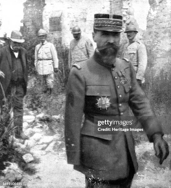 'Le "Friedensturm"; le president du Conseil et le commandant de la 4e armee , a Ville-sur-Tourbe, le 6 juillet 1918', 1918. From "L'Album de la...