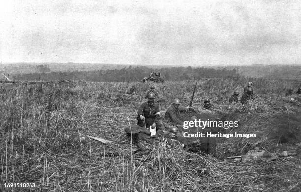 Travers le champ de bataille; en seconde ligne dans les bles; finie la guerre de tranchees et son odieux pietinement: on avance; et les abris que...