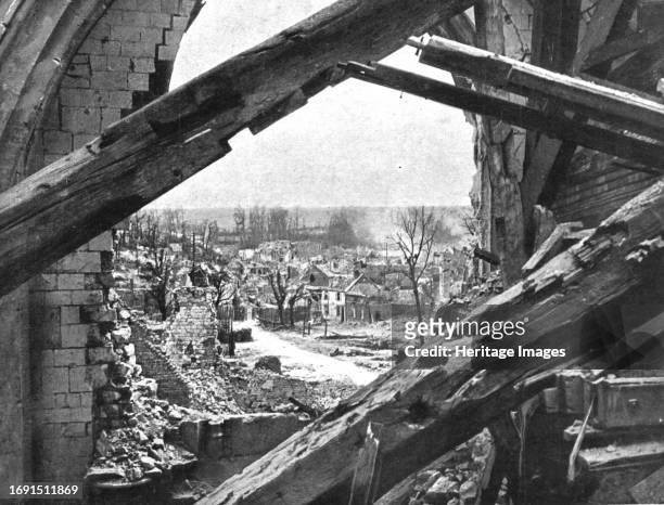 'Dans Montdidier libere; un quartier de Montdidier vu par une breche de l'eglise, apres la delivrance de la ville, le matin du 10 aout 1918, par...