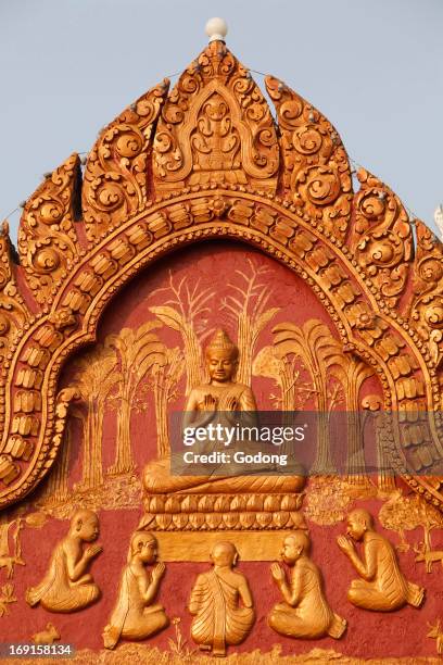 Sculpture on Wat Ounalom, Buddha teaching to his disciples