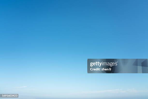 full frame shot of sky - azul escuro azul - fotografias e filmes do acervo