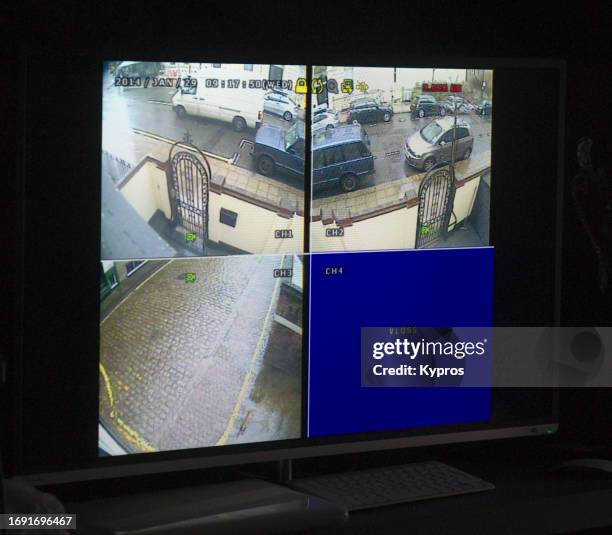 home security camera system screens showing london scene - laptop flat stock pictures, royalty-free photos & images