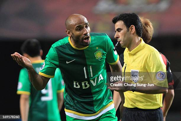 Frederic Oumar Kanoute of Beijing Go'an argues with referee Torki Mohsen during the AFC Champions League round of 16 match between FC Seoul and...