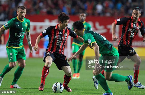 Go Yo-Han of FC Seoul controls the ball during the AFC Champions League round of 16 match between FC Seoul and Beijing Go'an at Seoul World Cup...