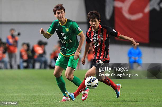 Yun Il-Lok of FC Seoul competes for the ball with Lei Tenglong of Beijing Go'an during the AFC Champions League round of 16 match between FC Seoul...