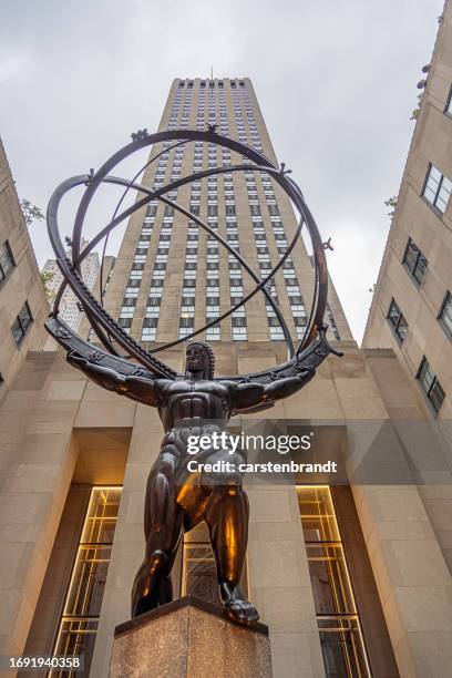 vista em ângulo baixo da estátua do atlas em frente ao rockefeller center - atlas figura mitológica - fotografias e filmes do acervo