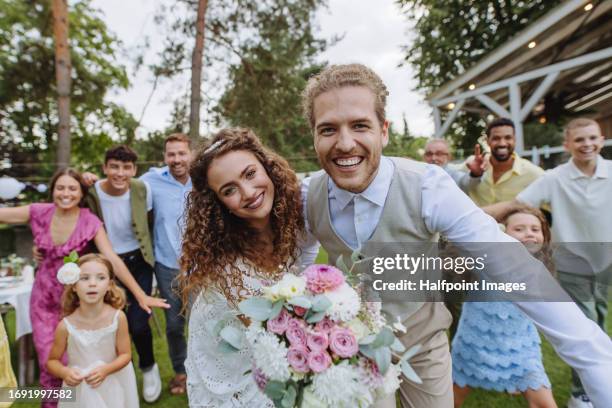 family portrait from a small garden wedding. - hochzeitspaar stock-fotos und bilder