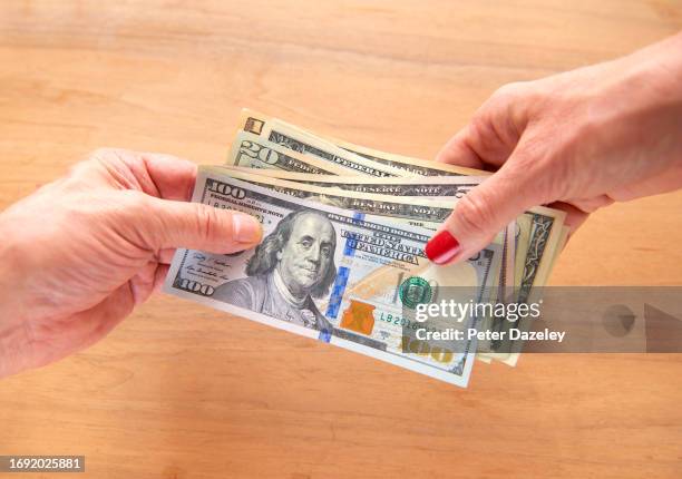 man paying woman - money-talks-englische-redewendung stock-fotos und bilder