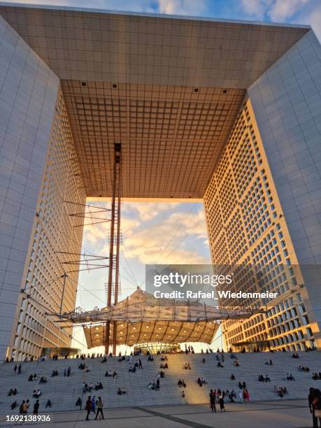 grande arche at sunset - grande arche stock pictures, royalty-free photos & images