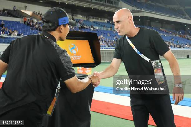 Jo Sung Hwan, coach of Incheon United and Kevin Muscat, of Yokohama F.Marinos shake hands during the AFC Champions League Group G match between...