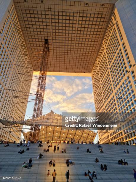 grande arche at sunset - grande arche stock pictures, royalty-free photos & images