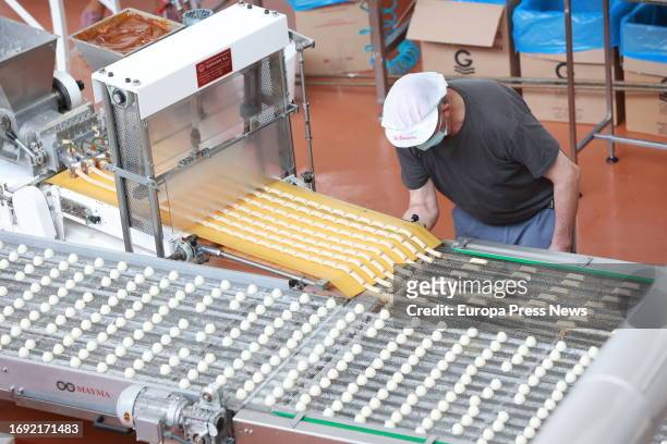 Detail of the factory at full capacity during the visit to the factory of mantecados La Estepeña, on September 20, 2023 in Seville . The president of...