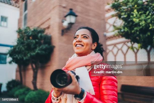 solo traveller exploring barcelona - spiegelreflexcamera stockfoto's en -beelden