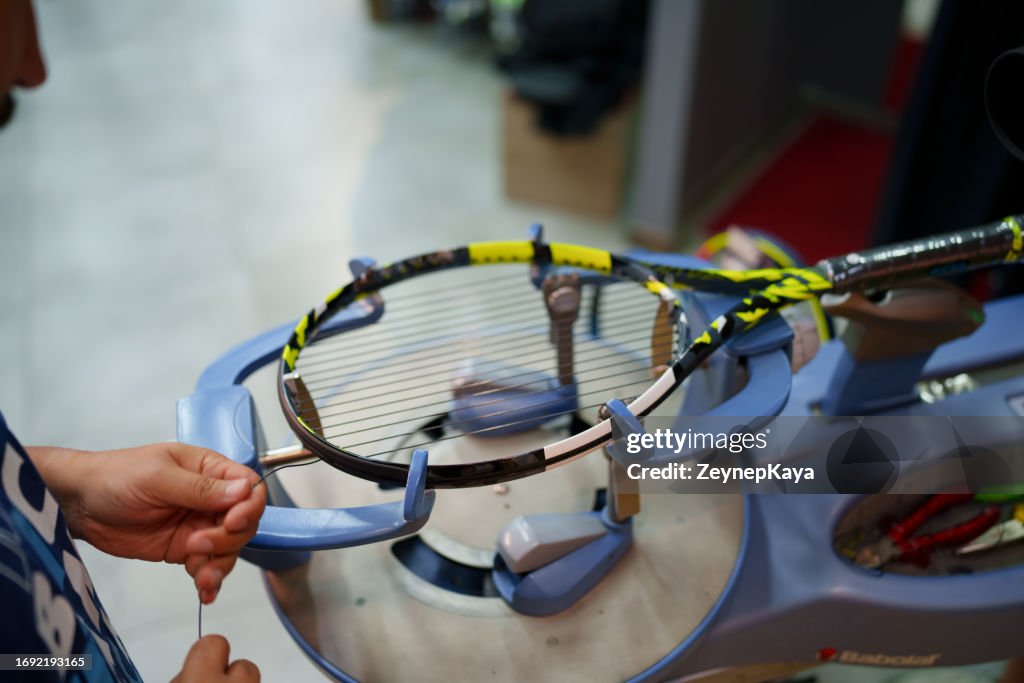 Stringing the tennis racket on stringer