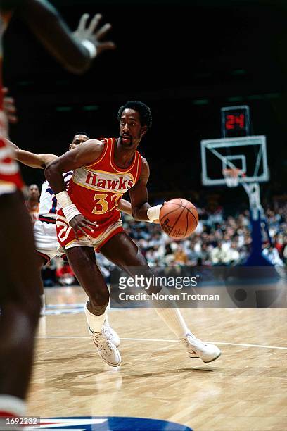 Dan Roundfield of the Atlanta Hawks drives to the basket during the 1984 NBA game against the New Jersey Nets at the Brendan Byrne Arena in East...