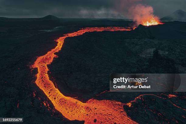 aerial view of the dramatic eruption in iceland of the new litli-hrútur volcano with river of lava. 2023. - aardkorst stockfoto's en -beelden