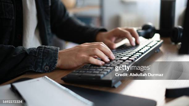 estudiante universitario usando teclado inalámbrico - teclado de ordenador fotografías e imágenes de stock