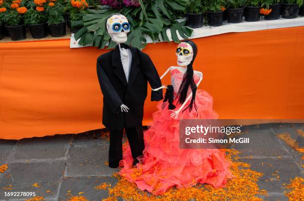 day of the dead [día de los muertos] papier mache elegant catrin and catrina sculpture decorations, tepotzotlán, mexico state, mexico - the catrina and the catrin stockfoto's en -beelden