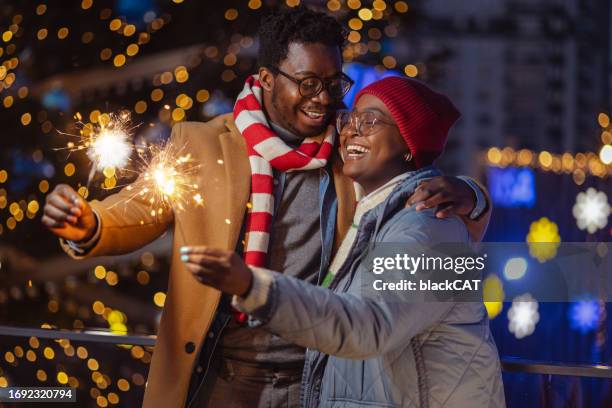 afroamerikaner, die silvester draußen feiern - alter wunsch fürs neue jahr stock-fotos und bilder