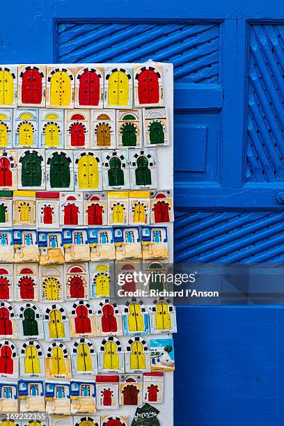 souvenier magnets at shop in sidi bou said - magnetwand stock-fotos und bilder