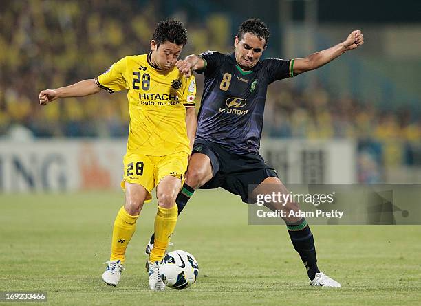 Ryoichi Kurisawa of Kashiwa is tackled by Oliveira Enio of Jeonbuk during the AFC Champions League round of 16 match between Kashiwa Reysol and...