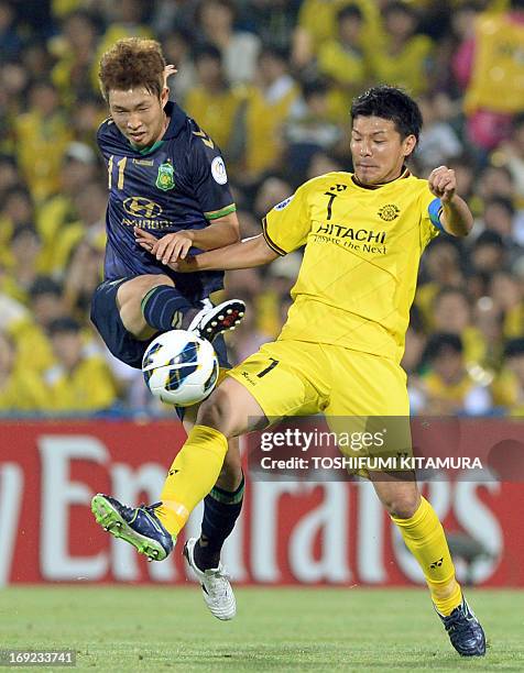 Jeonbuk Hyundai Motors midfielder Lee Seung-Gi kicks the ball beside Kashiwa Reysols midfielder Hidekazu Otani during their Asian Champions League...