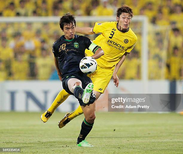 Lee Dong Gook of Jeonbuk in action during the AFC Champions League round of 16 match between Kashiwa Reysol and Jeonbuk Hyundai Motors at Hitachi...