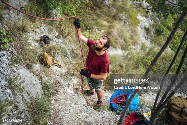 man on a rock-climbing expedition - 爬山繩 個照片及圖片檔