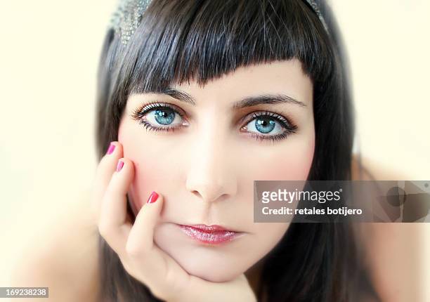 mujer ojos azules mirando a camara - cosmetica ojos foto e immagini stock