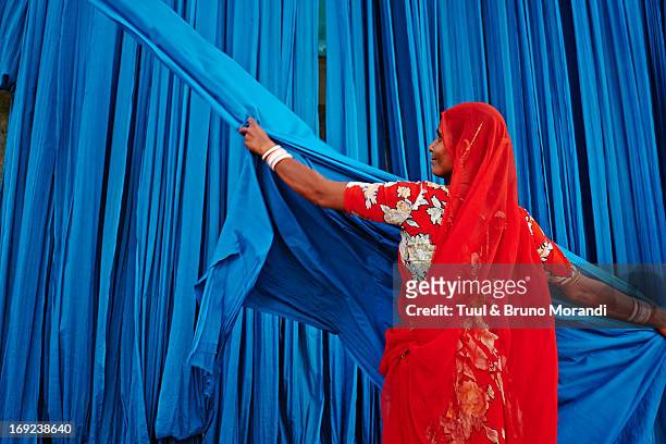 india, rajasthan, sari factory. - sari imagens e fotografias de stock