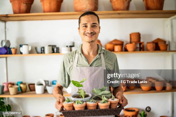 ritratto di un uomo adulto medio al negozio di ceramiche - uomini di età media foto e immagini stock