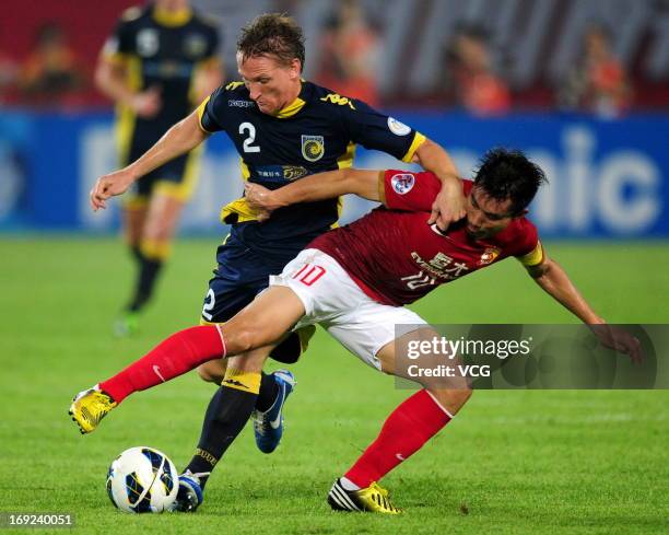 Zheng Zhi of Guangzhou Evergrande and Daniel McBreen of Central Coast Mariners battle for the ball during the AFC Champions League Round of 16 match...