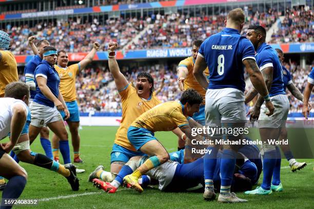 The players of Uruguay celebrate having scored a penalty try during the Rugby World Cup France 2023 match between Italy and Uruguay at Stade de Nice...