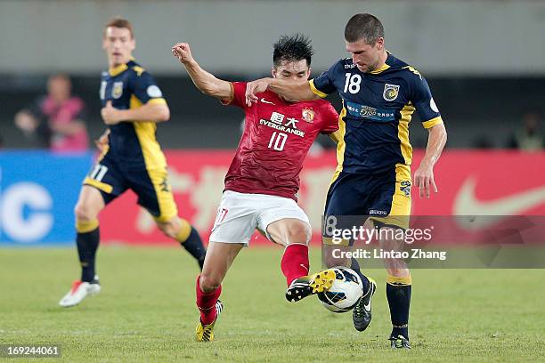 Nick Montgomery of Central Coast challenges Zheng Zhi of Guangzhou Evergrande during the AFC Champions League knockout round match between Guangzhou...