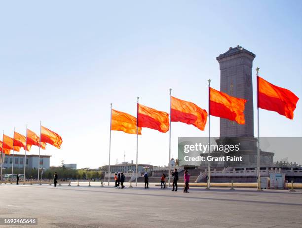 row of flags in public square. - china politics 個照片及圖片檔