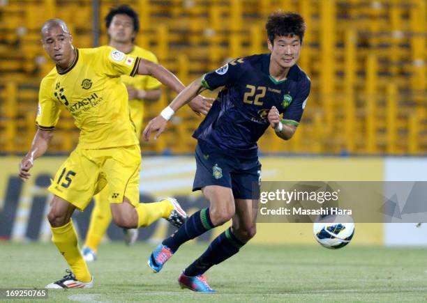 Lee Kyuro of Jeonbuk Hyndai Motors in action during the AFC Champions League round of 16 match between Kashiwa Reysol and Jeonbuk Hyndai Motors at...