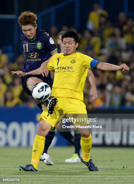 Hidekazu Otani of Kashiwa Reysol and Lee Seung Gi of Jeonbuk Hyndai Motors compete for the ball during the AFC Champions League round of 16 match...