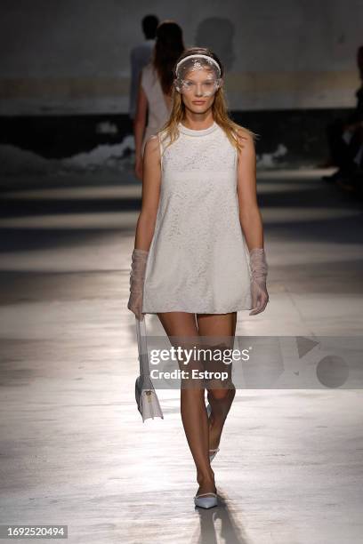 Model walks the runway at the N°21 fashion show during the Milan Fashion Week Womenswear Spring/Summer 2024 on September 20, 2023 in Milan, Italy.