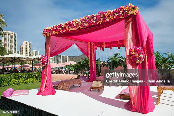 pink decorations at hindi wedding - indian wedding ceremony photos et images de collection