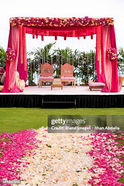 pink and white flowers at hindi wedding - abrigo rosa imagens e fotografias de stock