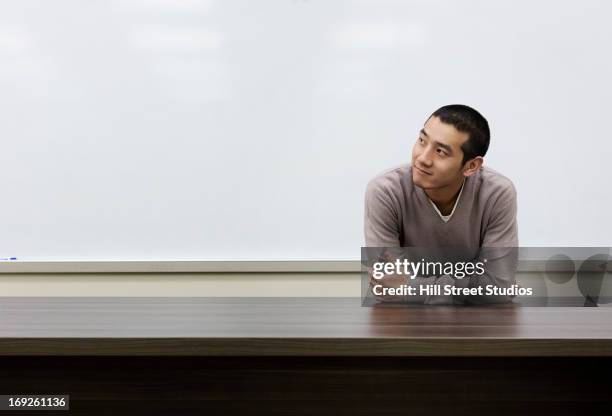 chinese student standing at whiteboard in classroom - leaning 個照片及圖片檔