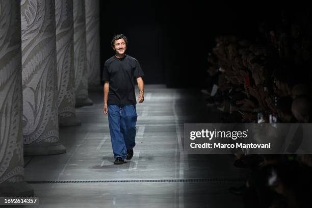 Marco De Vincenzo walks the runway at the Etro fashion show during the Milan Fashion Week Womenswear Spring/Summer 2024 on September 20, 2023 in...